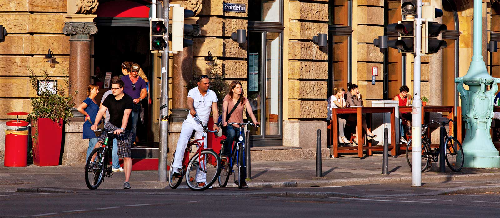 Megaron – zahlreichen Restaurants in unmittelbarer Umgebung